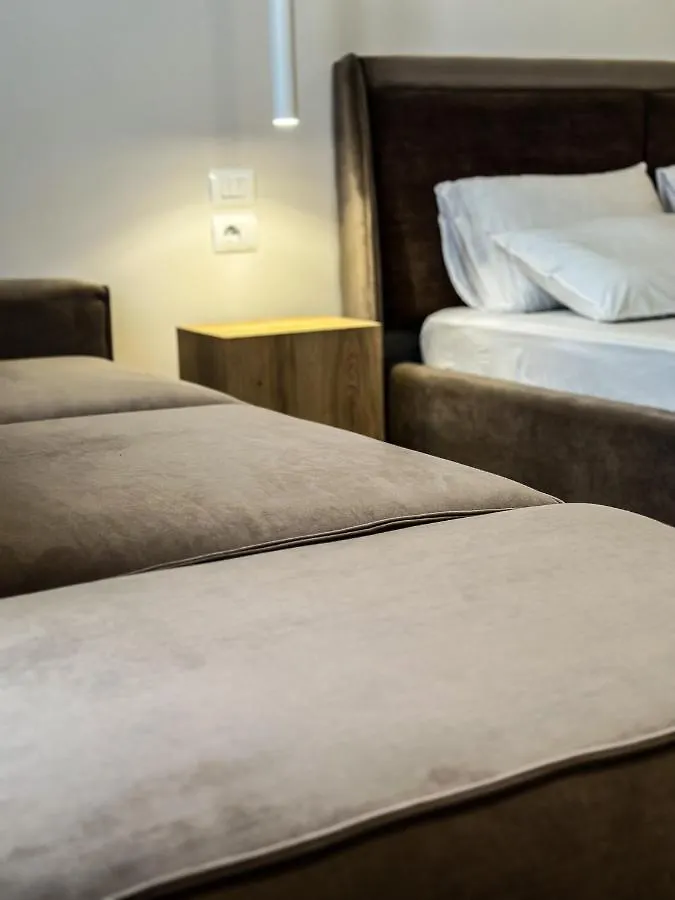 Alexander Rooms Durres 4*,
